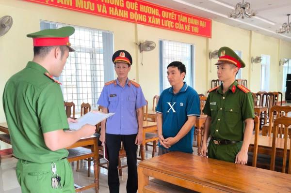 Bắt giám đốc tham ô