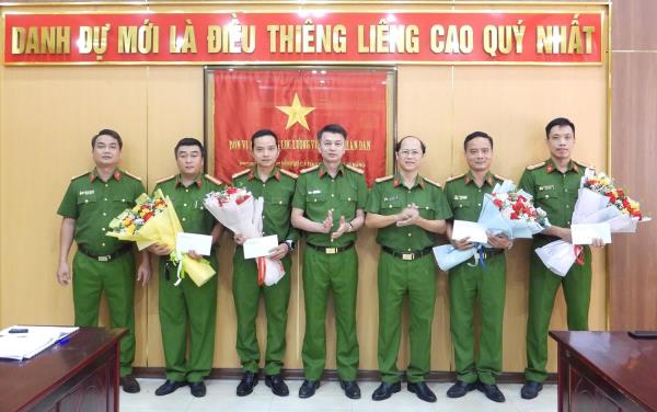 Thưởng nóng các đội nghiệp vụ về thành tích khám phá nhanh các chuyên án, vụ án lớn