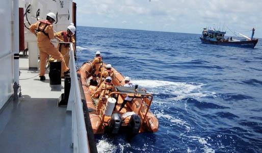 Đưa một ngư dân đột quỵ trên vùng biển Hoàng Sa về Đà Nẵng chữa trị