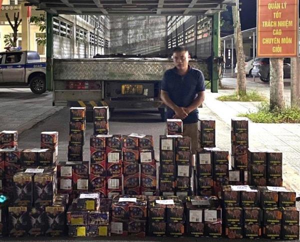 Bắt giữ đối tượng vận chuyển hàng trăm ký pháo hoa nổ