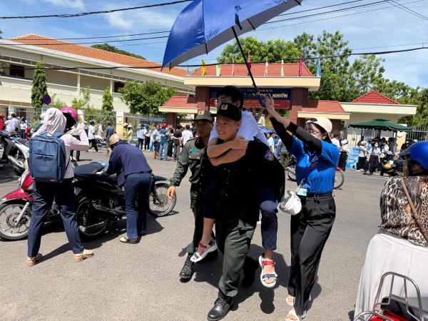 Cảnh sát cơ động hỗ trợ thí sinh bị gãy chân kịp thời vào phòng thi