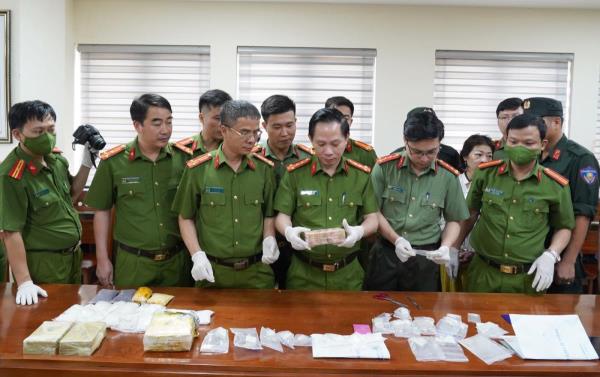 Triệt xóa đường dây mua bán trái phép chất ma túy liên tỉnh, thu 5,6kg ma túy, 1 khẩu súng quân dụng