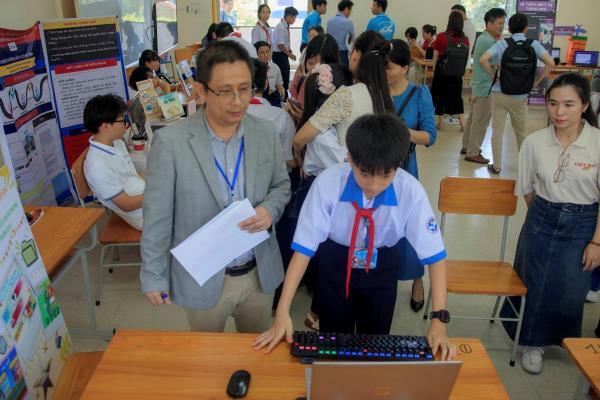 Sôi nổi Hội thi Tin học Trẻ toàn quốc, vòng thi khu vực miền Trung