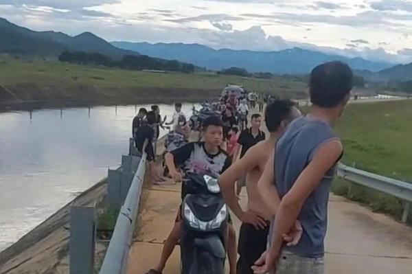 Hai anh em ruột đuối nước thương tâm