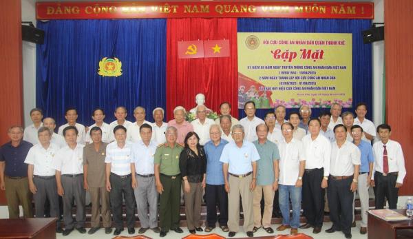 Gặp mặt kỷ niệm 80 năm Ngày truyền thống CAND và trao Huy hiệu Cựu CAND