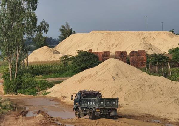 Mở thêm mỏ, giá cát vẫn trên trời