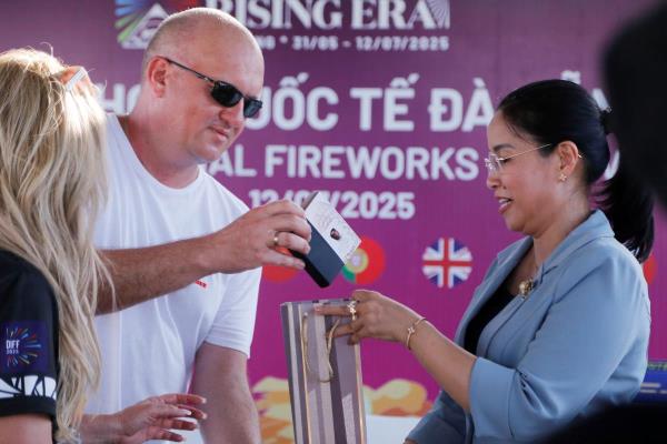 Đội trưởng đội pháo hoa Ba Lan tặng quà lãnh đạo TP Đà Nẵng ngay trên bãi bắn