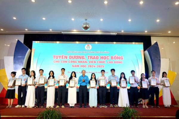 Tuyên dương, khen thưởng và trao học bổng cho con công nhân, viên chức, lao động đạt thành tích xuất sắc trong học tập