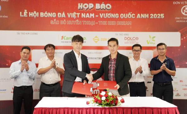 Các ngôi sao của tuyển Việt Nam đối đầu những tên tuổi thế hệ vàng của MU tại Đà Nẵng