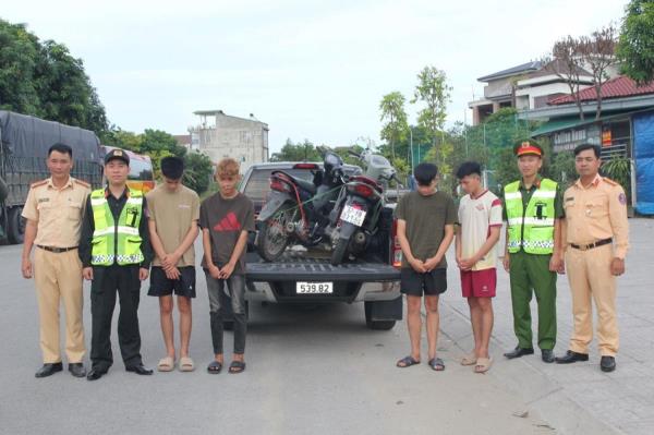 Báo thủ náo loạn đường phố