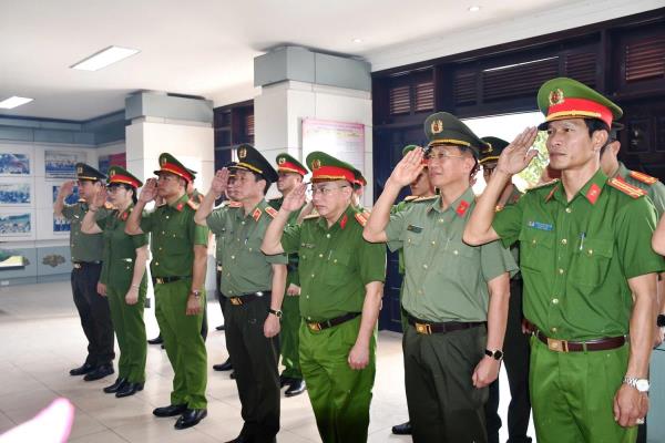 CATP Đà Nẵng dâng hương tưởng niệm Chủ tịch Hồ Chí Minh và các anh hùng, liệt sỹ - khởi đầu giai đoạn mới với quyết tâm cao