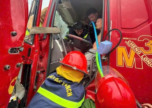 Giải cứu tài xế mắc kẹt do tai nạn