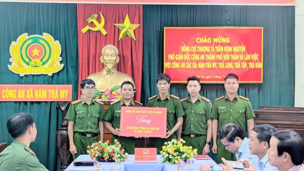 Thượng tá Trần Minh Nguyên - Phó Giám đốc Công an TP Đà Nẵng thăm, làm việc với Công an các xã vùng cao