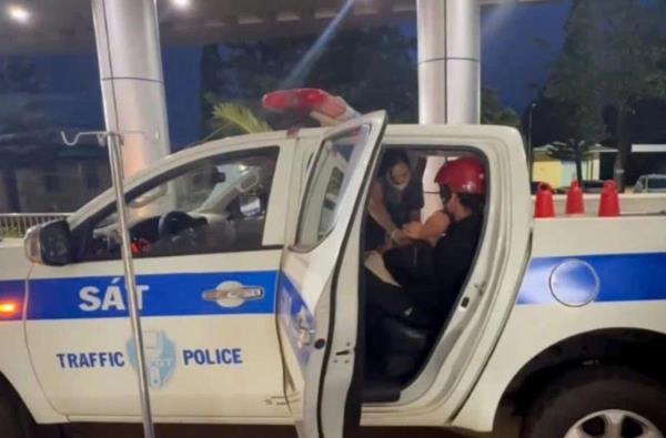 CSGT hộ sinh trên xe đặc chủng