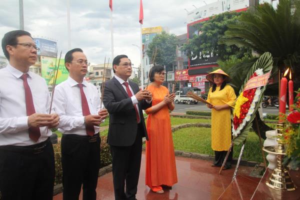 Dâng hương tại Tượng đài Mẹ Dũng sĩ Thanh Khê