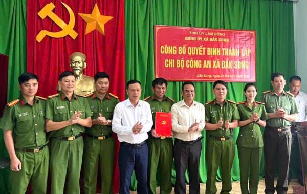 Công bố quyết định thành lập Chi bộ Công an xã Đắk Song