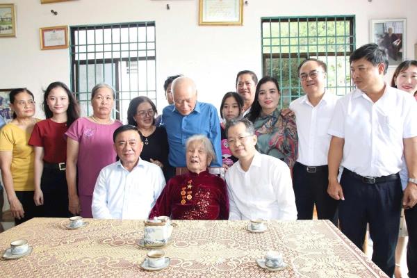 Thường trực Ban Bí thư Trần Cẩm Tú thăm người có công cách mạng và Mẹ Việt Nam anh hùng
