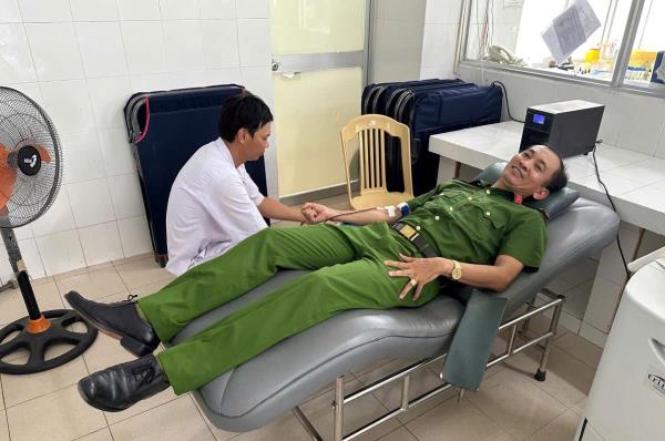 2 cán bộ Công an xã Phú Ninh kịp thời hiến máu cứu người