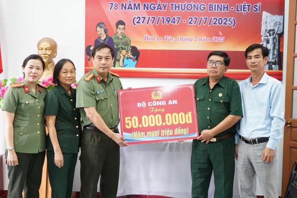 Lãnh đạo Công an TP Đà Nẵng thăm, tặng quà các gia đình chính sách nhân kỷ niệm Ngày Thương binh - Liệt sĩ 27-7