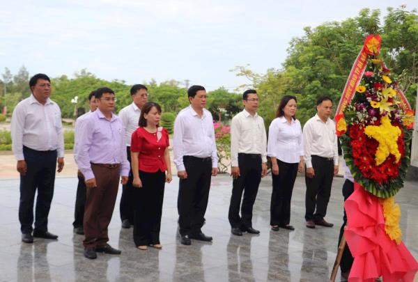 Lãnh đạo thành phố Đà Nẵng dâng hương tưởng niệm các anh hùng liệt sĩ