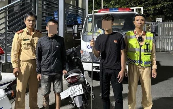 Khống chế 2 đối tượng mang hung khí đi đánh nhau