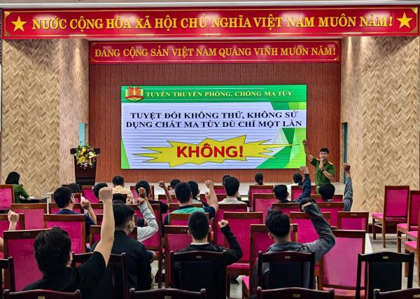 Tuyên truyền về tác hại và hậu quả của ma túy cho những người trong diện có nguy cơ cao