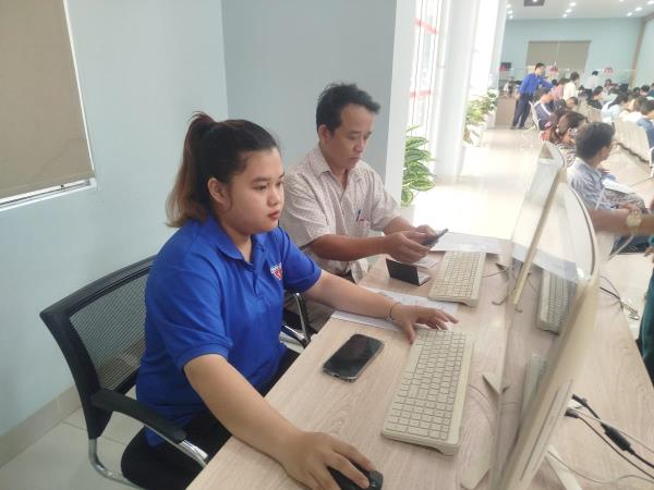 Màu áo xanh tình nguyện tại các Trung tâm phục vụ hành chính công