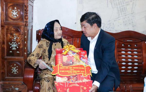 Chủ tịch UBND thành phố Lương Nguyễn Minh Triết dâng hương Nghĩa trang liệt sĩ và thăm các Mẹ Việt Nam Anh hùng