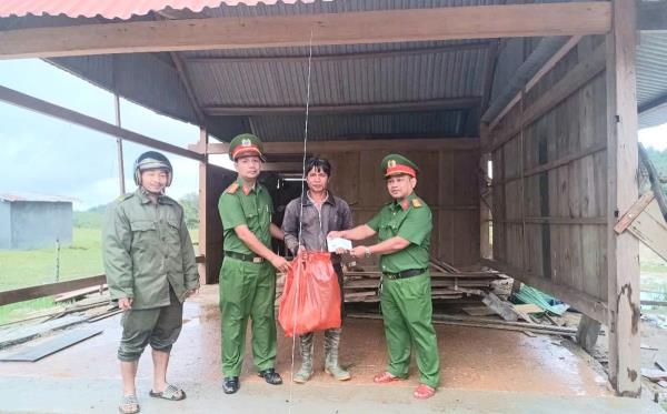 Công an xã Hùng Sơn giúp nhân dân khắc phục hậu quả mưa bão