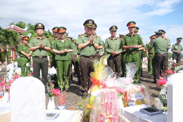 Công an TP Đà Nẵng tổ chức dâng hương tưởng niệm các anh hùng liệt sĩ tại Quảng Trị