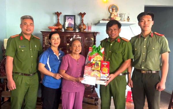 CAX Đắk Song thăm, tặng quà các gia đình chính sách, người có công và thương binh nhân kỷ niệm 78 năm Ngày Thương binh - Liệt sĩ