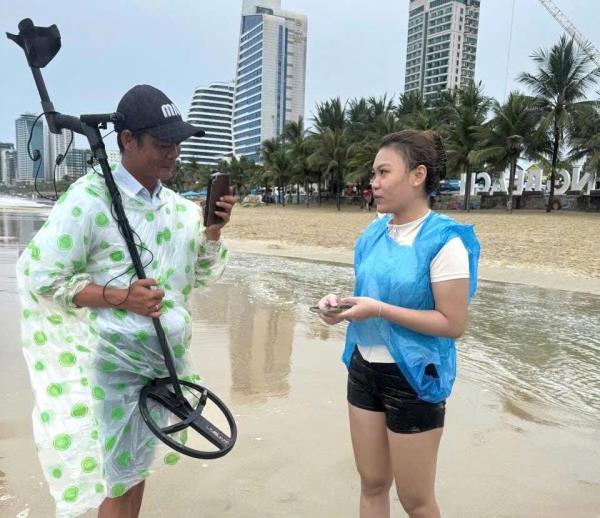Nhân viên cứu hộ biển Đà Nẵng đưa máy dò, xới cát tìm điện thoại iPhone cho du khách