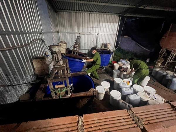 Triệt phá cơ sở sản xuất phân bón giả bằng mật mía và hóa chất không rõ nguồn gốc