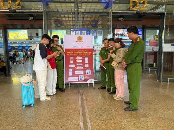 Công an TP Đà Nẵng triển khai giải pháp ứng dụng định danh, xác thực điện tử và nhận diện sinh trắc học phục vụ lên tàu bay