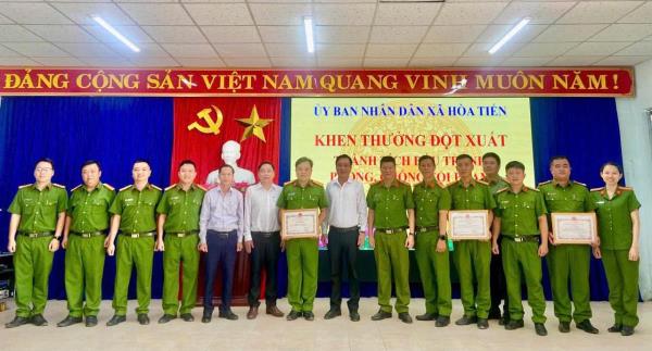 Khen thưởng đột xuất Công an xã Hòa Tiến vì thành tích đấu tranh phòng, chống tội phạm
