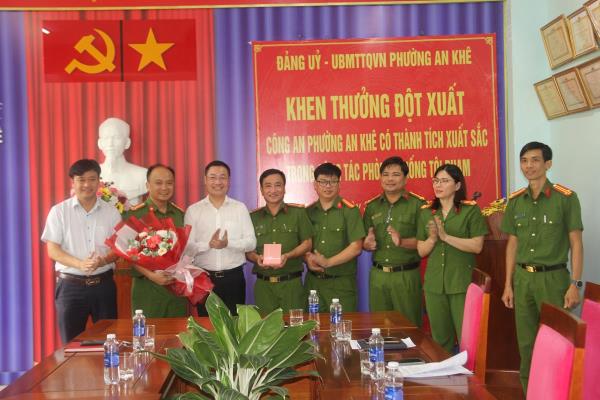 Khen thưởng đột xuất Công an phường An Khê
