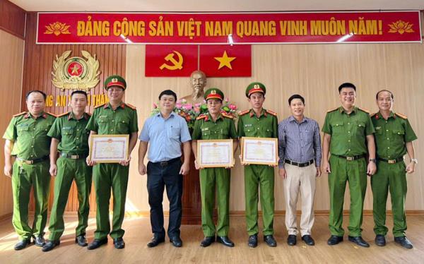 Công an xã Núi Thành được khen thưởng đột xuất