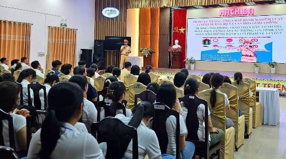 Tuyên truyền kiến thức an toàn giao thông cho công nhân viên Dệt may 29-3