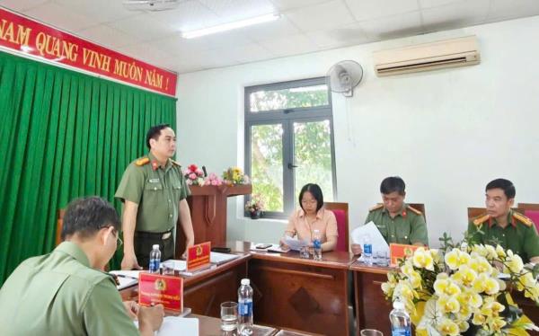 Siết chặt kỷ cương, nâng cao hiệu quả phục vụ Nhân dân