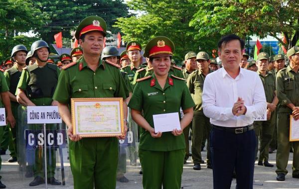 Khen thưởng đột xuất cho Công an phường Cẩm Lệ về thành tích truy bắt nhanh đối tượng cướp giật
