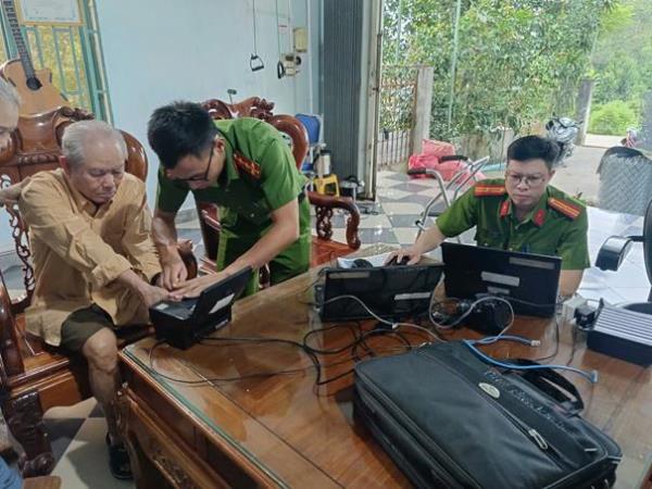 Rà soát cấp Căn cước tại nhà cho người già yếu, bệnh tật không đi lại được