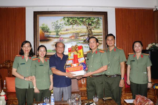 Đại tá Nguyễn Đại Đồng thăm hỏi các gia đình nguyên lãnh đạo Công an qua các thời kỳ