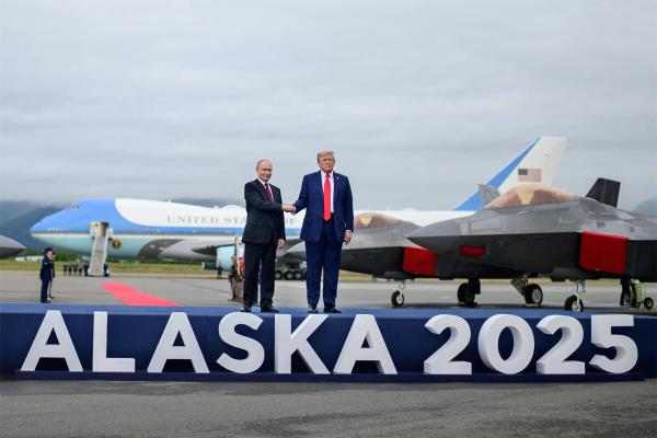 Khoảnh khắc ông Trump chào đón ông Putin đến căn cứ quân sự ở Alaska