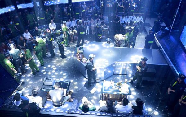 Gần 400 cảnh sát đột kích 2 quán bar, phát hiện 145 người dương tính ma túy