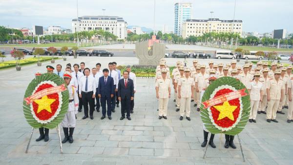 Dâng hương tưởng niệm tại Đài tưởng niệm thành phố Đà Nẵng nhân kỷ niệm 80 năm Ngày truyền thống CAND