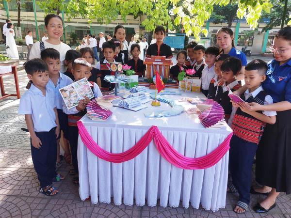 Ra mắt mô hình Tủ sách giáo khoa dùng chung xã Hòa Vang