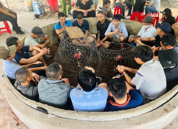 Phá trường gà bắt 22 con bạc