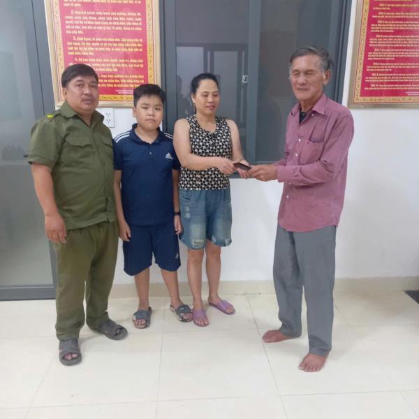 Nhặt được của rơi, cháu bé đem đến Công an xã giao nộp