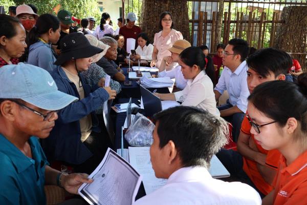 Đưa thủ tục hành chính đến tận nhà dân