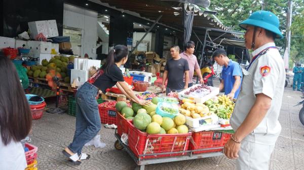 Quyết liệt xử lý lấn chiếm vỉa hè tại chợ đầu mối lớn nhất miền Trung